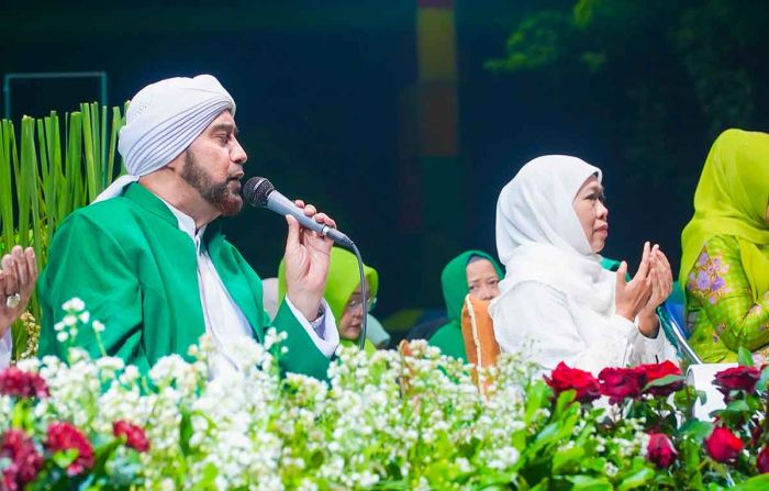 Hadiri Muslimat NU Bersholawat Bersama Habib Syech, Khofifah: Jamaah yang Konsisten Mendoakan Bangsa