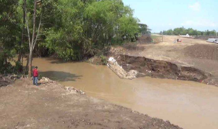 Jembatan Darurat Sungai Ketonggo di Ngawi Hanyut Diterjang Arus