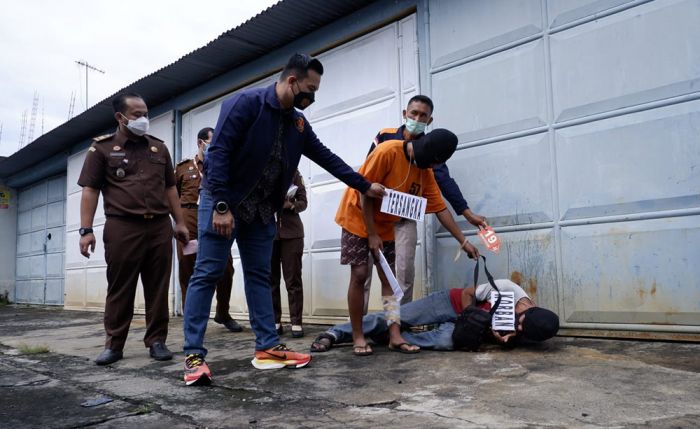 Tersangka Pembunuhan Bos Mebel di Nganjuk Peragakan 51 Adegan, Dipaksa Bersetubuh Sesama Jenis