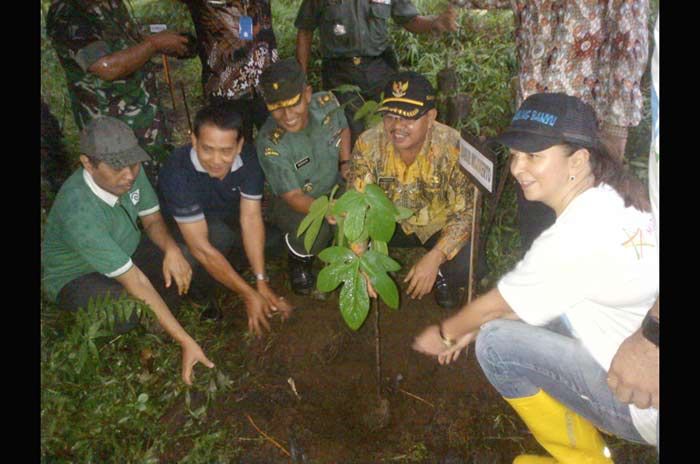 Peringati Hari Air Sedunia, Warga Claket Mojokerto Tanam 4.000 Pohon