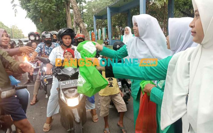 Harlah ke-73, Fatayat NU Jombang Bagikan Ratusan Takjil Gratis