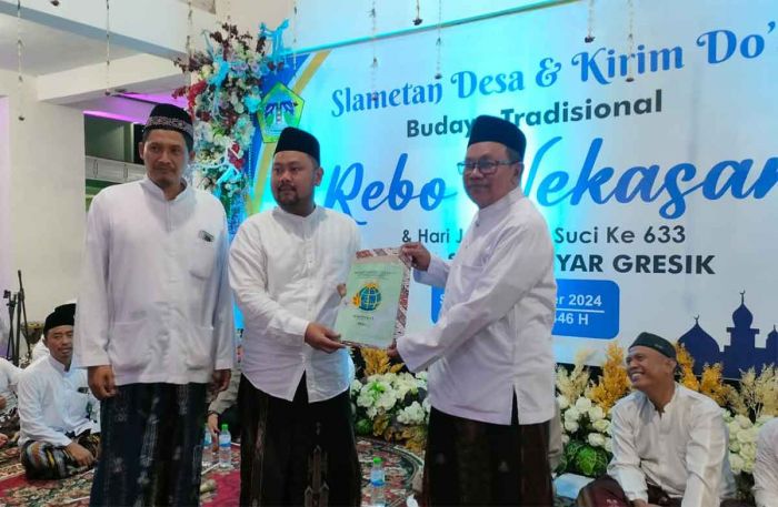 Peringati Rebo Wekasan, Warga Suci Gresik Kirab Tumpeng Agung