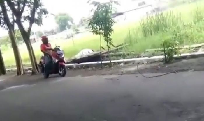 Viral, Seorang Pria di Sidoarjo Onani di atas Motor Dekat SMP/SMA 10 Nopember