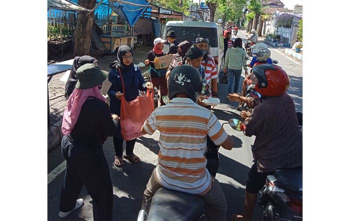 Paguyuban Seniman Bagikan Ratusan Nasi Bungkus, Ketua FPK: Pemerintah Jangan Hanya Menekan Peraturan