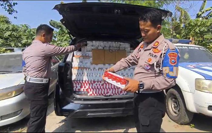 Mobil Berisi Ratusan Slop Rokok Ilegal dan Bong Terjaring Razia di Akses Suramadu, Pengemudi Lolos