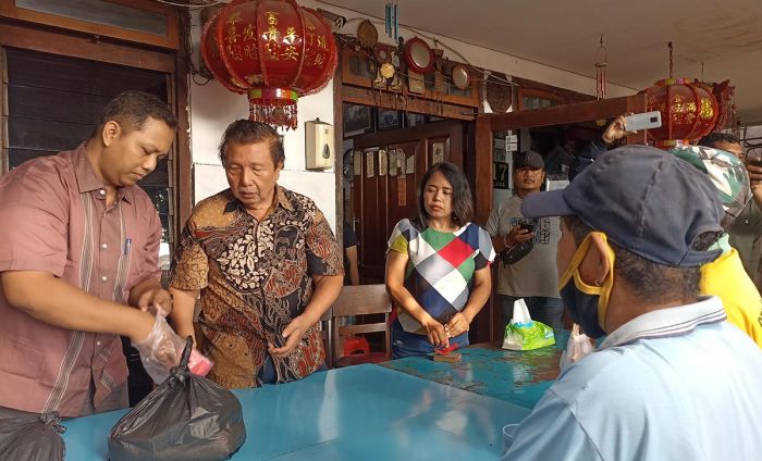 Ratusan Warga di Jombang Dapat Bantuan Sembako dari Pengusaha Tionghoa