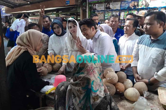 Tampung Keluhan Pedagang, Emil Dardak Blusukan ke Pasar Larangan