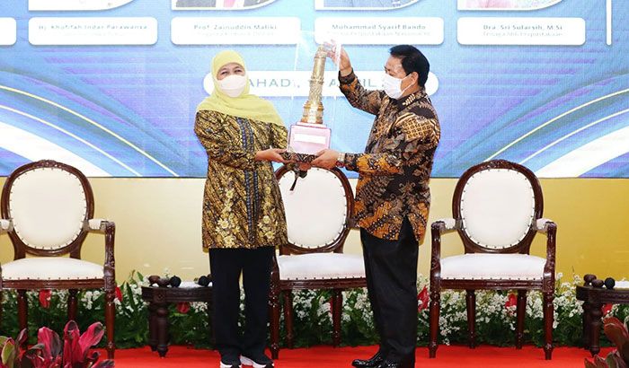 Perpustakaan di Jatim Banyak yang Terakreditasi, Gubernur Khofifah Raih Penghargaan dari Perpusnas