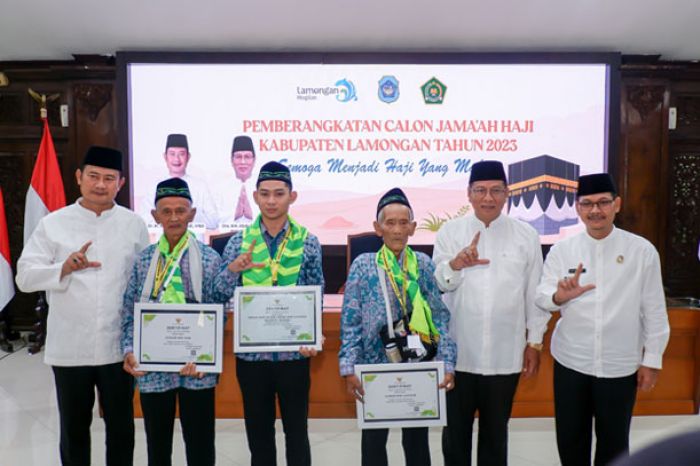 Lamongan Berangkatkan 1697 Calon Jemaah Haji, Penjual Kipas Bambu Asal Sukodadi Jadi CJH Inspiratif