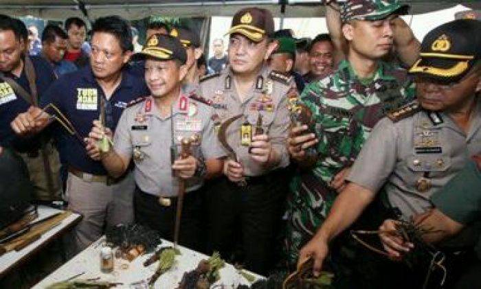 Ribuan Petugas Gabungan Sisir Kawasan Kalijodo, Ribuan Miras dan Anak Panah Diamankan 