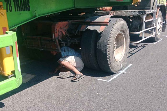 Hindari Truk Mogok, Pengendara Sepeda Motor di Sidoarjo Terlindas Truk