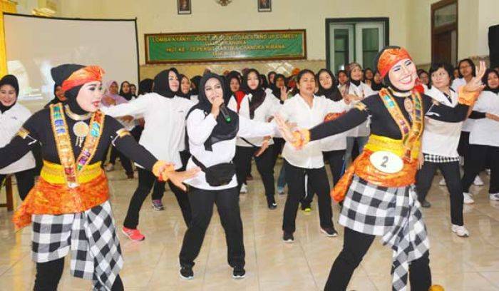 Persit KCK Mojokerto Gelar Lomba Nyanyi, Joget dan Stand Up Comedy