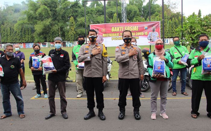 Gelar Bakti Sosial, Polres Madiun Bagikan Puluhan Paket Sembako untuk Ojol dan Sopir​