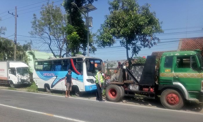  Truk Tabrak Bus di Madiun, 1 Pemotor Tewas Tergencet