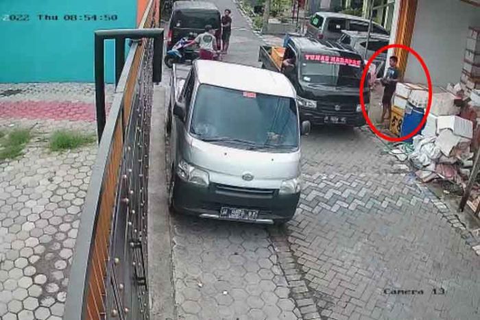 Aksi Pencurian Dompet di Pasar Ikan Bluru Kidul Sidoarjo Terekam CCTV