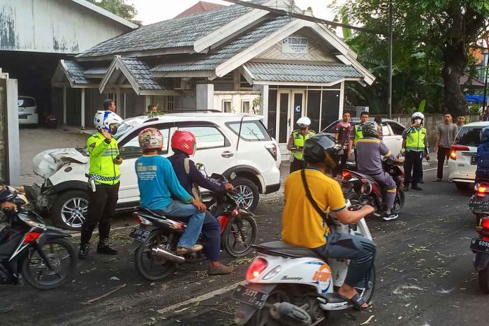 Diduga Kurang Konsentrasi, Mobil Daihatsu Ditumpangi 2 Pengacara Gresik Alami Kecelakaan