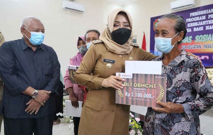 Bupati Mojokerto Serahkan Bantuan Cukai kepada Ribuan Karyawan Pabrik Rokok