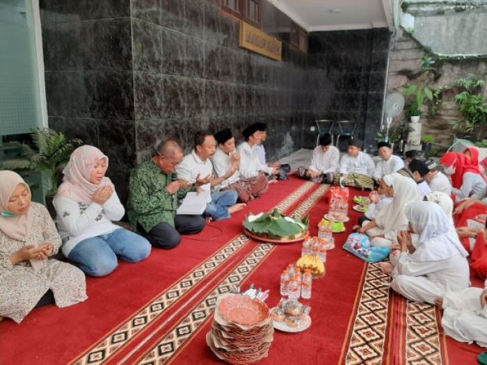 Bagikan Uang dan Al Quran pada Anak Yatim, Acara HUT ke-8 BANGSAONLINE Khidmat