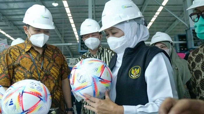 Walah! Bola Piala Dunia 2022 di Qatar Buatan Madiun Jatim, Khofifah: Keren Kan