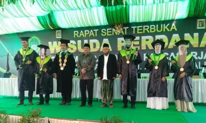 ​Institut Pesantren K.H. Abdul Chalim Mewisuda 473 Mahasiswa, 10 Wisudawan Negara Asing