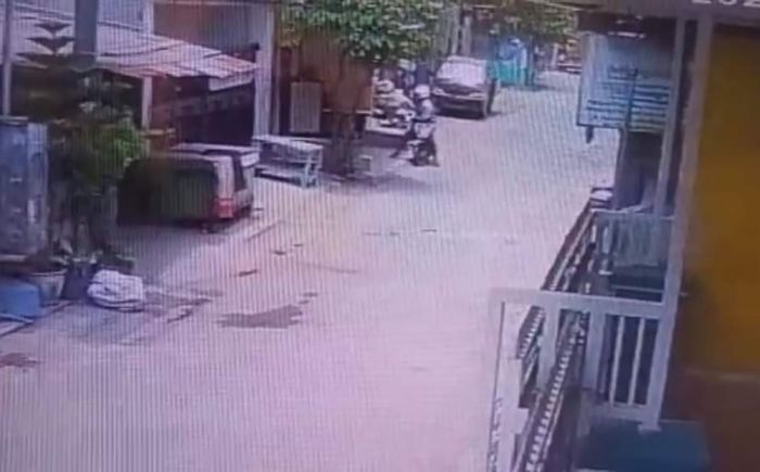 Aksi Penjambret Gasak Kalung Emak-Emak di Sidoarjo Terekam CCTV