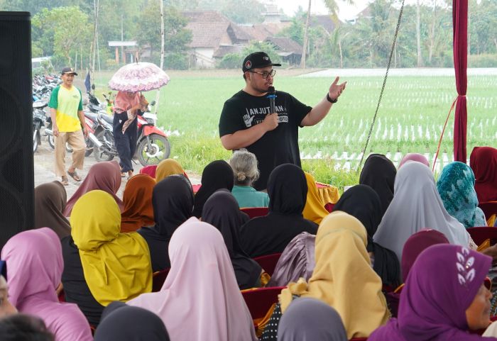 Diguyur Hujan, Warga Desa Brumbung Kediri Antusias Diskusi Bareng Cabup Dhito