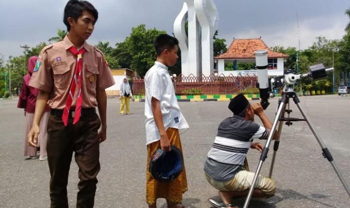 Penampakan Gerhana Matahari Cincin di Pamekasan Terhalang Mendung