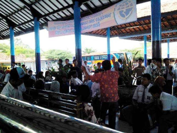 Adu Baca Puisi di Terminal Ceguk Pamekasan