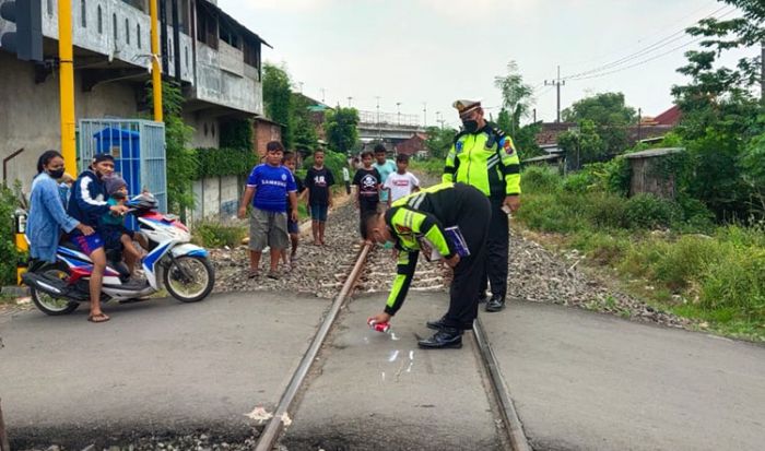 Perempuan dari Sidokare Sidoarjo Tewas Disambar KA Jenggala di Perlintasan Kereta Tanpa Palang Pintu