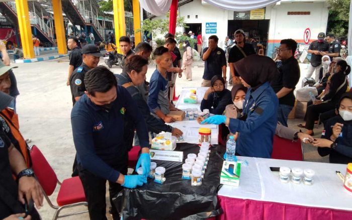 Puluhan Sopir Bus Terminal Purabaya Jalani Tes Urine Jelang Libur Nataru