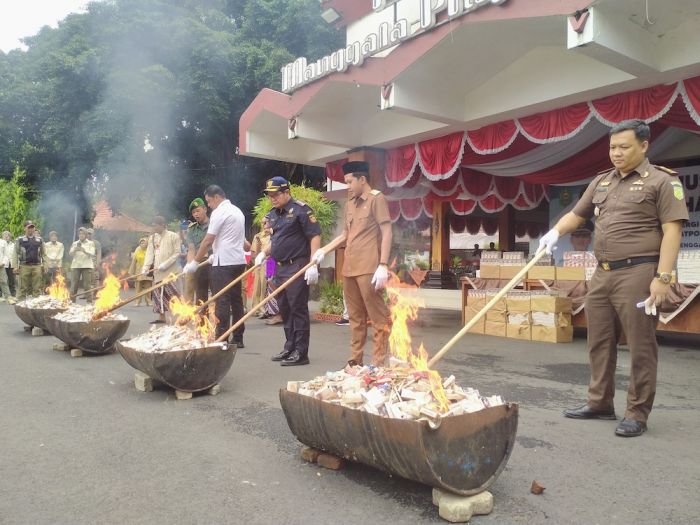 Ribuan Batang Rokok Ilegal Dimusnahkan Pemkab Trenggalek