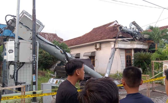 Akibat Angin Kencang, Tiang Seluler Ambruk Menimpa Rumah dan Mobil di Sidoarjo