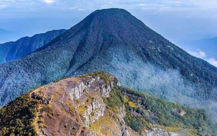 Gunung Gede Pangrango Cianjur Berikan Pesona Alam yang Autentik