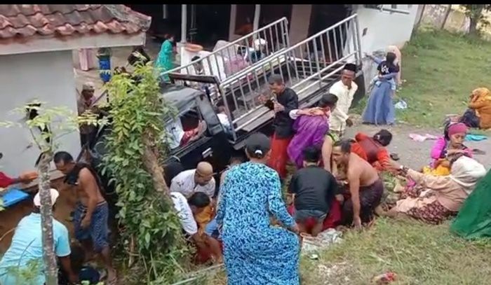 Tergelincir Tumpahan Solar, Pikap Muat 17 Orang di Pamekasan Terjungkal, 1 Dilarikan ke RS