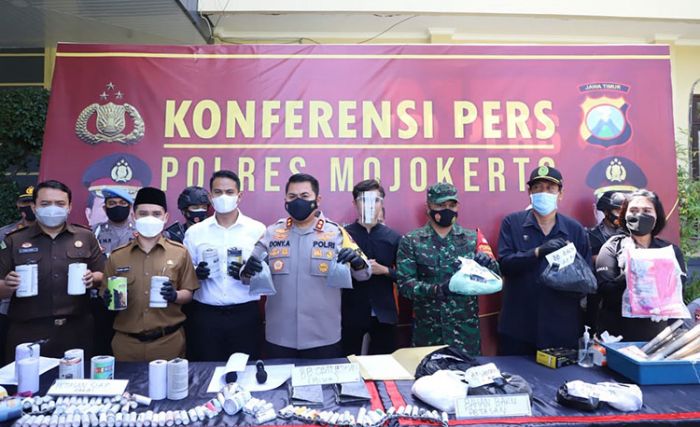 Gerebek 3 Home Industry Petasan, Polres Mojokerto Sita 70 Kg Peledak dan Ribuan Petasan Siap Edar