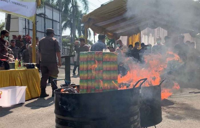 Kejari Blitar Musnahkan Barang Bukti Kejahatan, Mulai Narkotika hingga Senjata Api