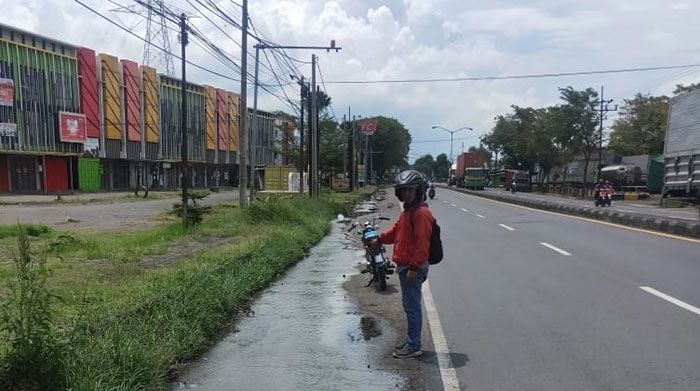 Awas! Jalan Nasional di Depan Ruko Gempol 9 Pasuruan Licin