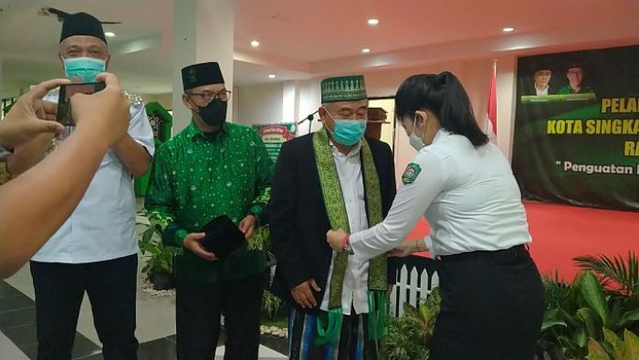 ​Ngaku Dapat Berkah, Wali Kota Etnis Tionghoa itu Senang Kiai Asep Datang ke Singkawang