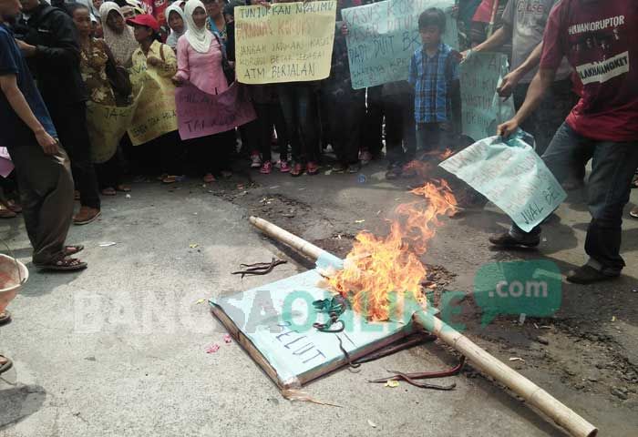 Protes Lambannya Penanganan Kasus Korupsi, Ratusan Massa Bakar Belut di depan Kejari Blitar