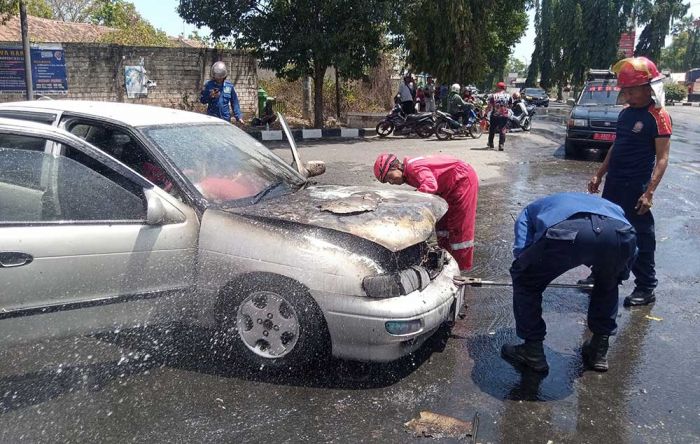 Sebuah Mobil Terbakar di Jalan Manunggal Tuban