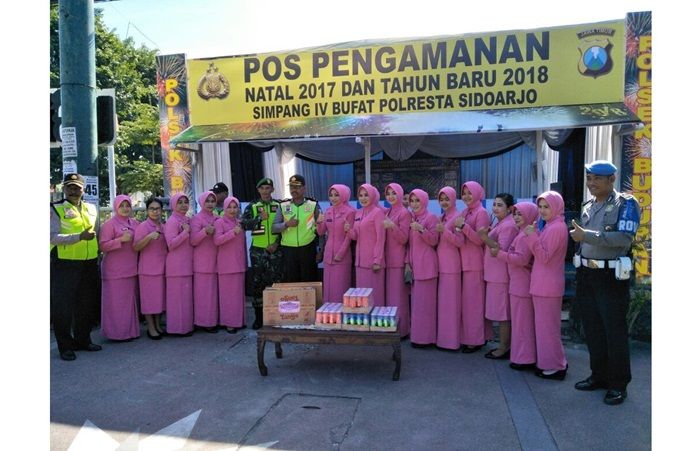 Kunjungi Pos PAM, Ibu-ibu Bhayangkari Polresta Sidoarjo Kejutkan Petugas Gabungan