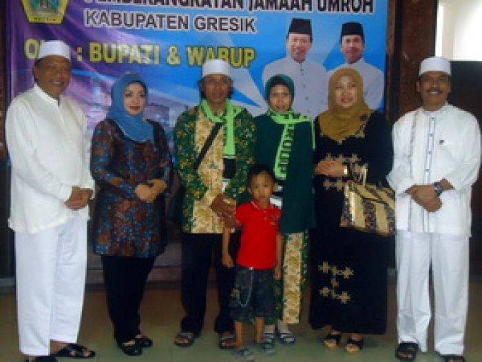 Bupati Gresik Berangkatkan 11 Orang Penerima Umrah Gratis