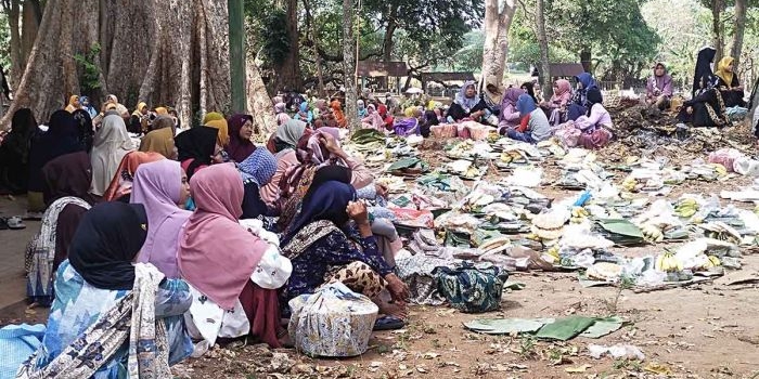 Masyarakat di Desa Kembangbilo, Kecamatan/Kabupaten Tuban, dalam kegiatan sedekah bumi.