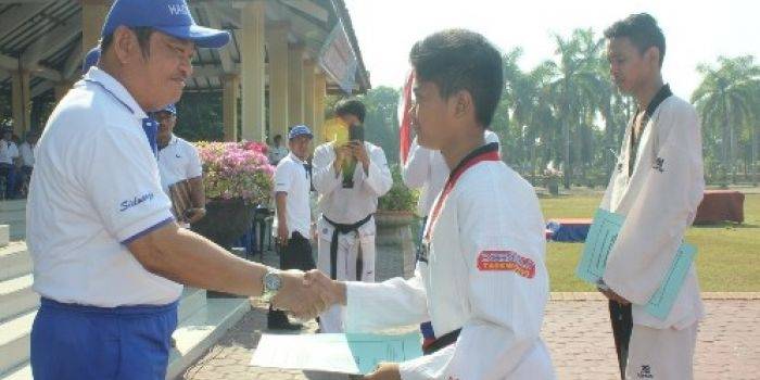 TERIMA PENGHARGAAN -Dua atlet taekwondo saat menerima penghargaan dari Pemkab Sidoarjo, di alun-alun Sidoarjo, Jumat (26/9/2014). foto: humas pemkab sidoarjo