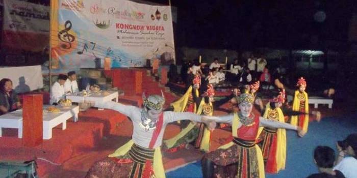 Penampilan Tari Kolosal saat kongkow budaya Mahasurya. foto: RAHMATULLAH/ BANGSAONLINE