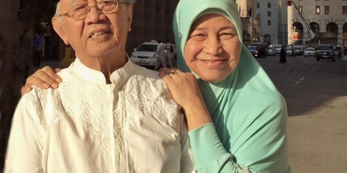 Dr (HC) Ir KH Salahuddin Wahid (Gus Sholah) bersama sang istri, Nyai Hj Farida Salahuddin Wahid. foto: dokumentasi pribadi