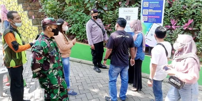 Para petugas sedang mengawasi pengunjung Srambang Park.