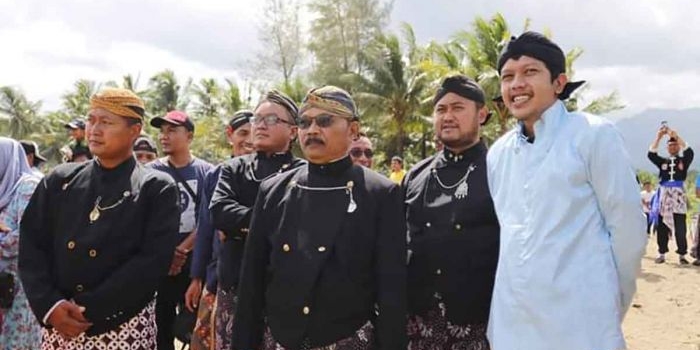 Wakil Bupati Trenggalek, Syah Muhammad Natanegara (paling kanan), saat mengikuti prosesi Longkangan.