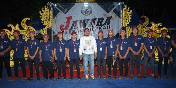 Owner CV. Jawara Internasional Djaya, Alfian Marsuto, foto bersama dengan salah satu grup musik daul. 