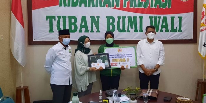 Salah satu atlet putri dari Tuban saat menerima bonus atas prestasi yang diraihnya di ajang PON XX Papua. 